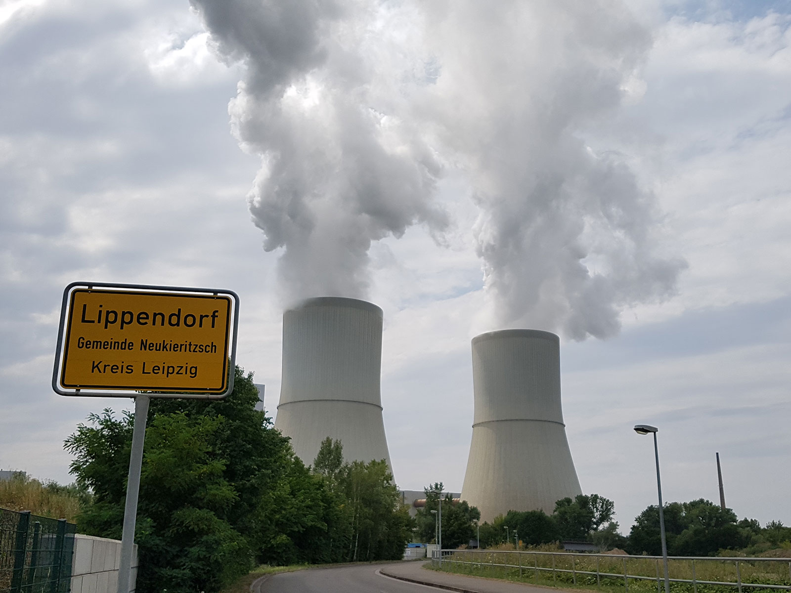 Ortsschild Lippendorf Gemeinde Neukieritzsch Kreis Leipzig, im Hintergrund zwei Türme vom Kraftwerk Lippendorf